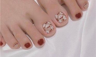 Top soft & elegant toenail styles trending in 2025