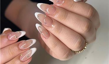 7 Simple Pretty Rhinestone Nails for Daily Wear