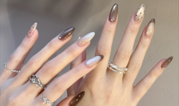 Nail salon near the backpacker area offering nail & massage combo