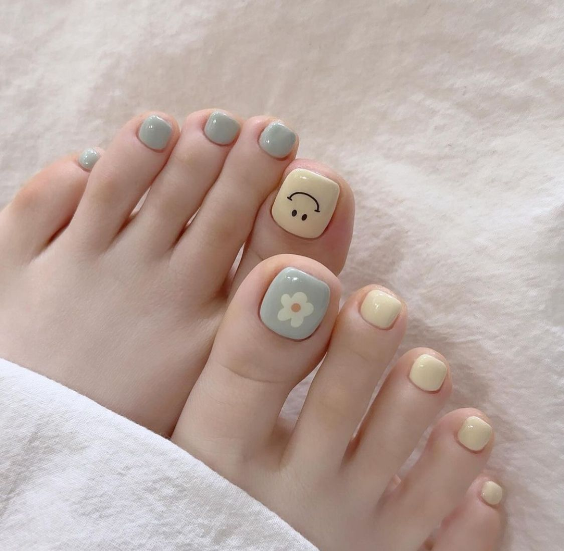 Try Attractive Toenail Colors to Help You Stand Out in Every Moment