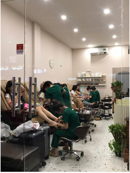 nail salon open late in District 1