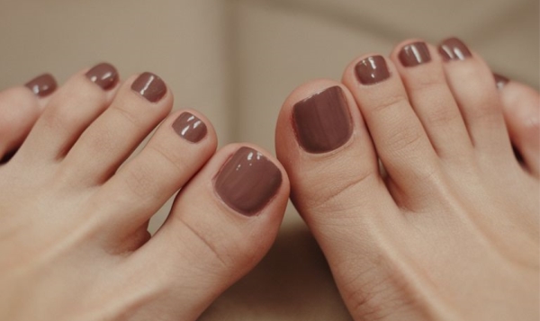 Top Skin-Tone Flattering Toenail Shades to Try This Winter at Jeng Nails